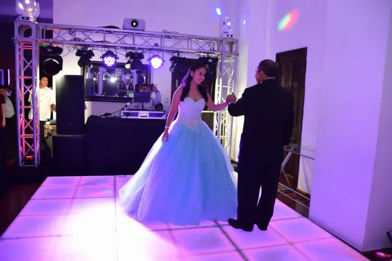 XV años — baile en pista