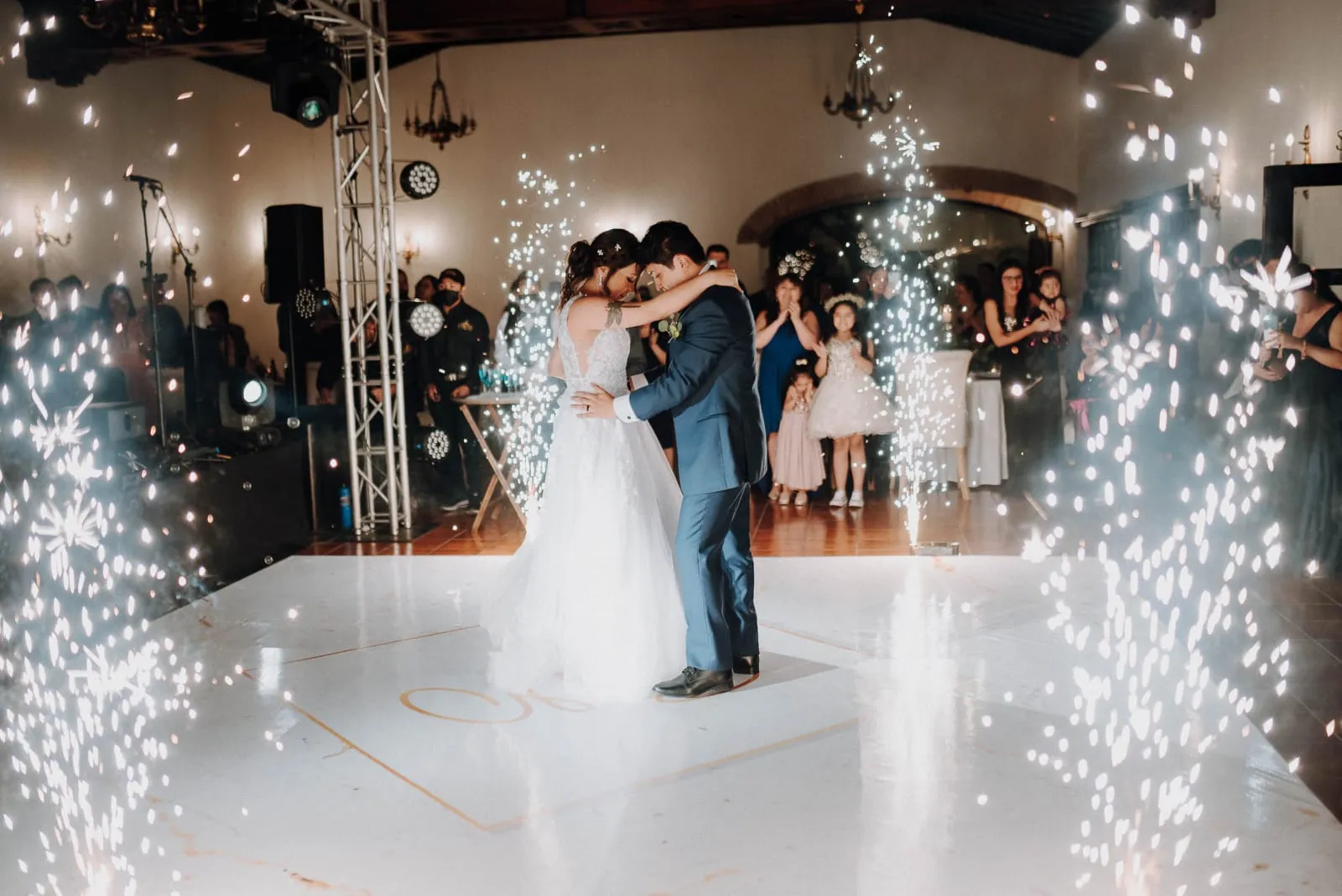 Primer baile de novios rodeados de chisperos